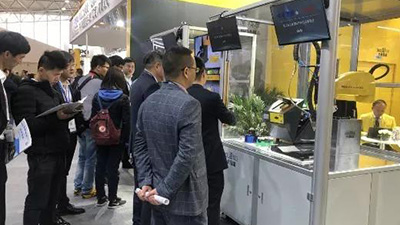 中卓智能攜手智能機器人發(fā)那科展示自動擰緊工作站